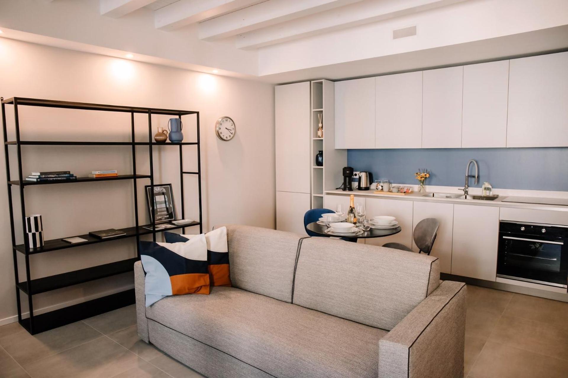 Elegant Beige Apartment - 5 Minutes From The Lake コモ エクステリア 写真