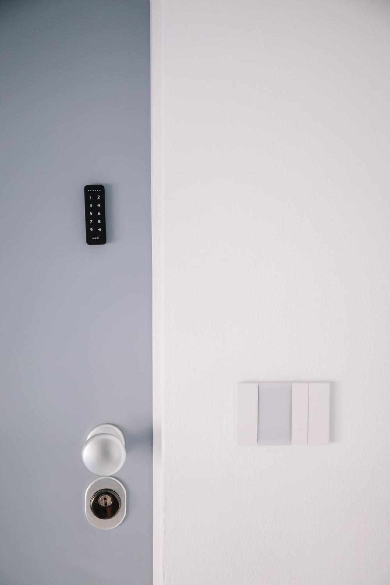 Elegant Beige Apartment - 5 Minutes From The Lake コモ エクステリア 写真