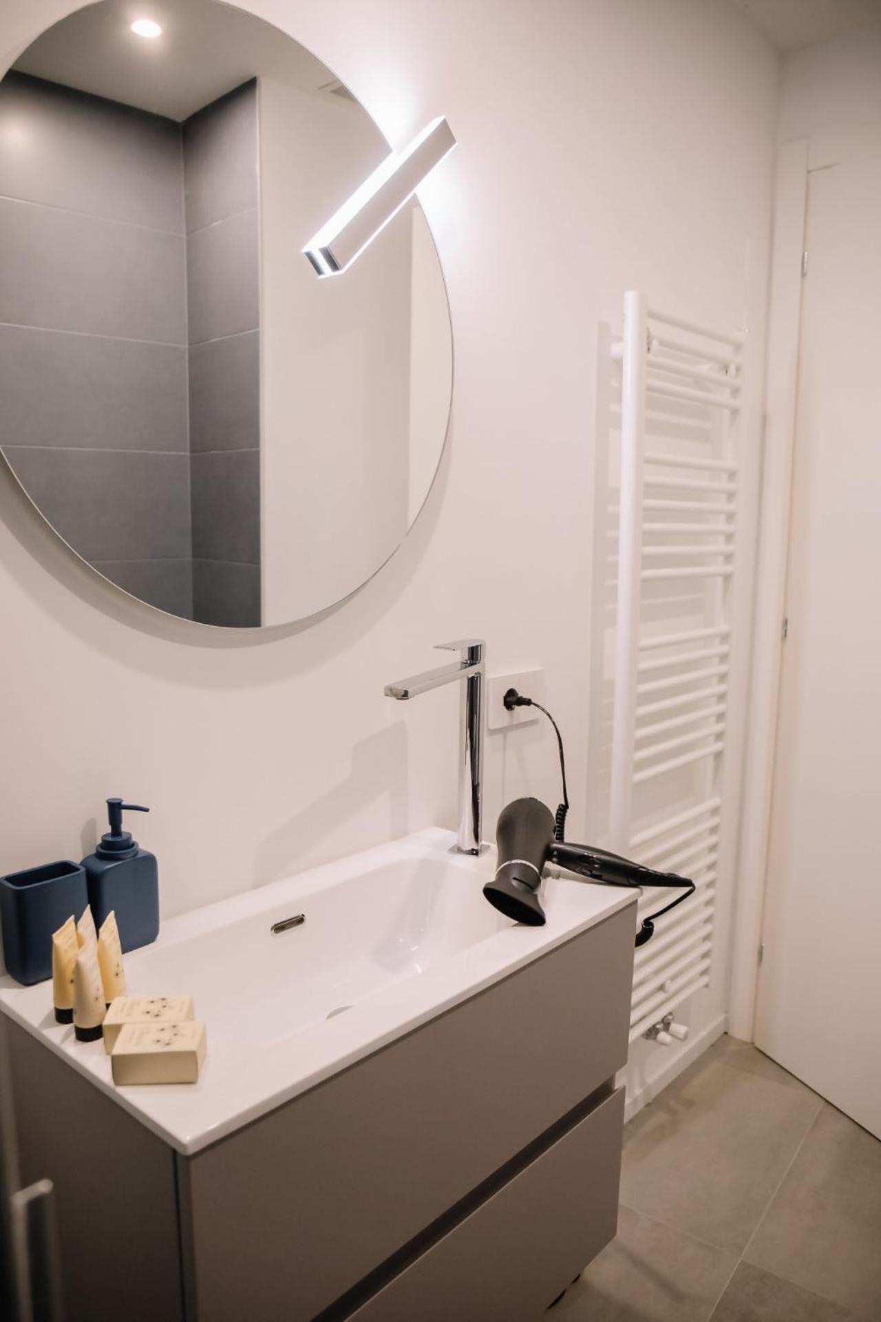 Elegant Beige Apartment - 5 Minutes From The Lake コモ エクステリア 写真