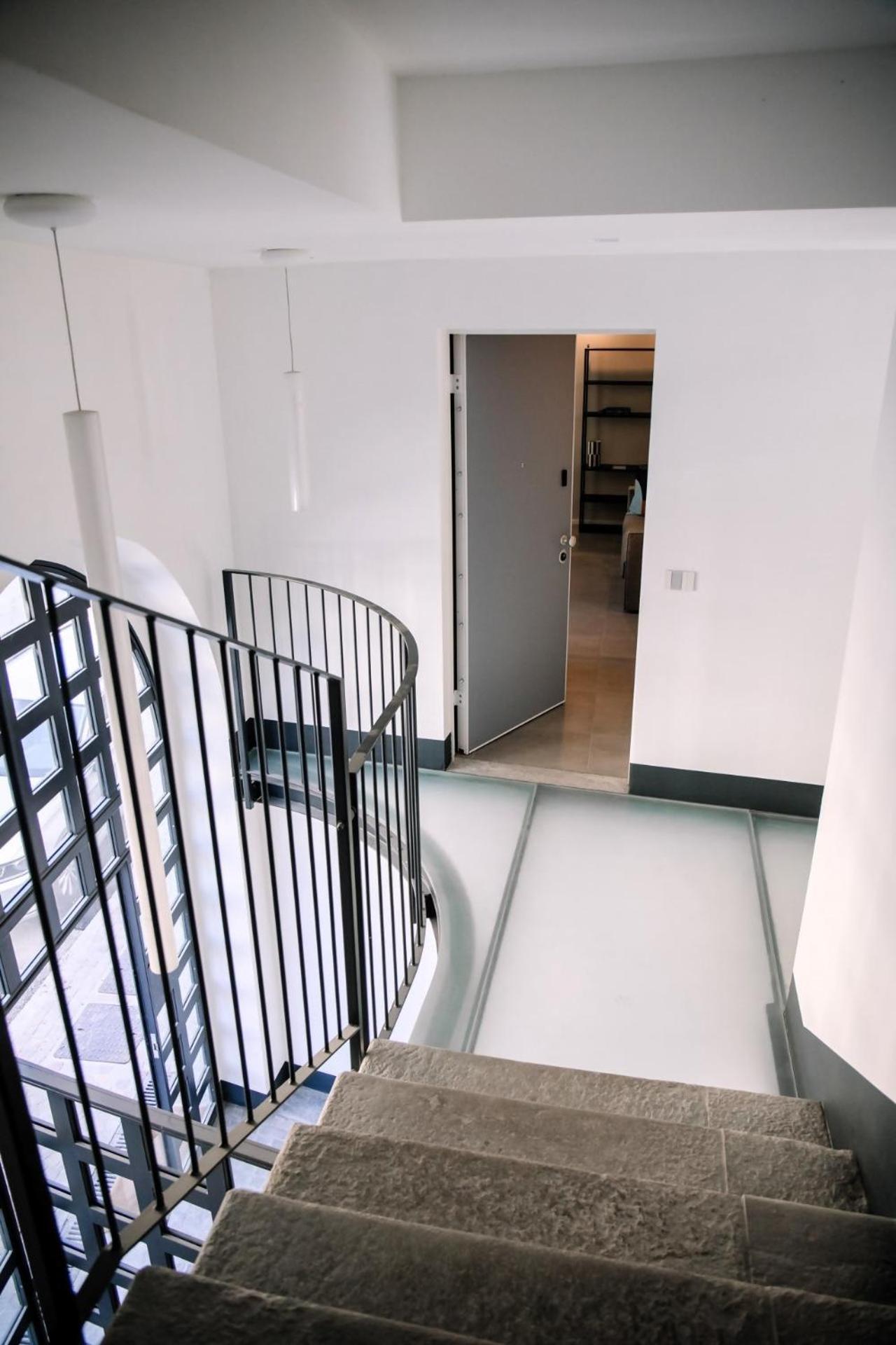 Elegant Beige Apartment - 5 Minutes From The Lake コモ エクステリア 写真
